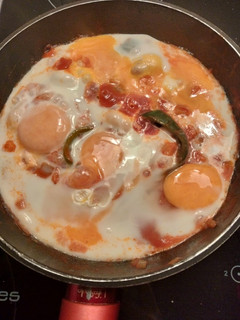 Una foto de Huevos con tomate a mi manera