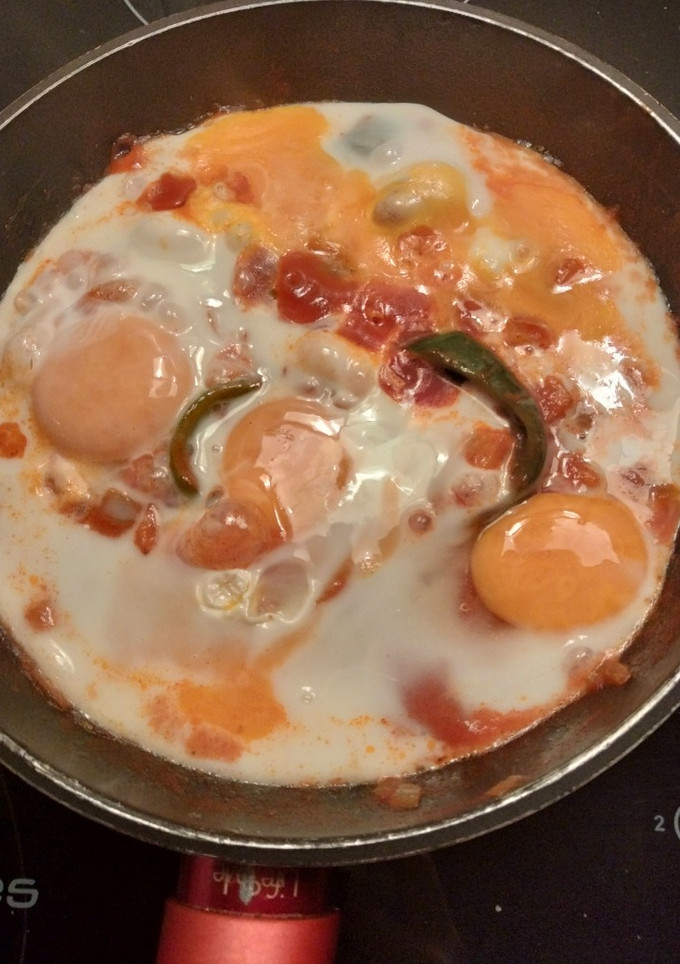 Una foto de Huevos con tomate a mi manera