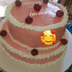 Una foto de Torta descorada con chantilly
