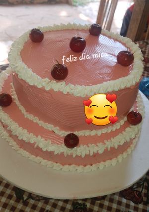 Una foto de Torta descorada con chantilly