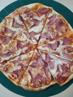 Una foto de Pizza jamón y queso