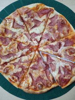 Una foto de Pizza jamón y queso
