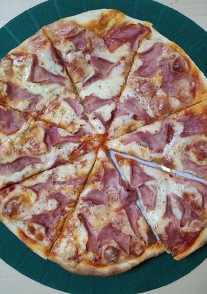 Una foto de Pizza jamón y queso