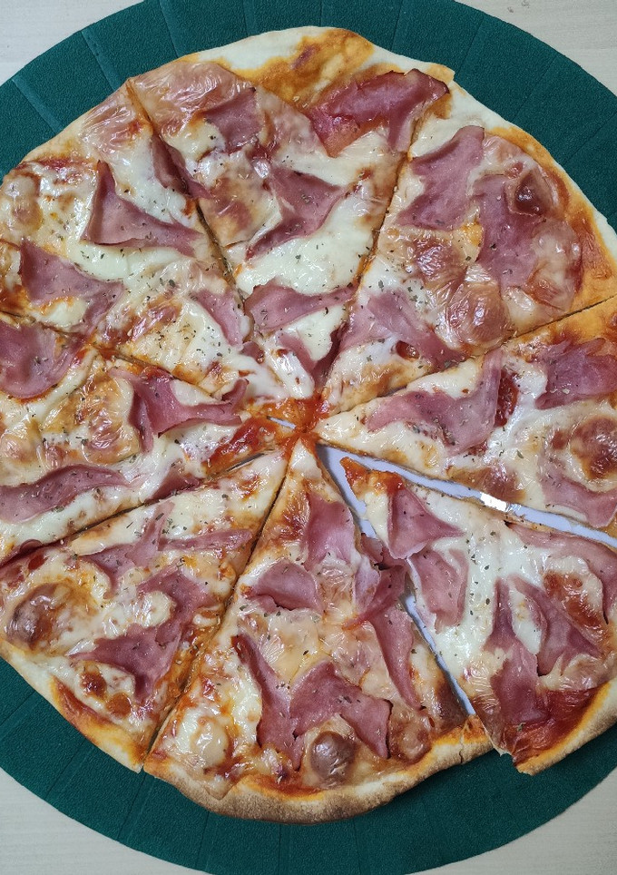 Una foto de Pizza jamón y queso