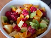 Una foto de ensalada de fruta