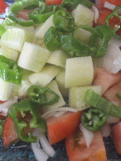 Una foto de Ensalada de tomate, pepino, pimiento y cebolla