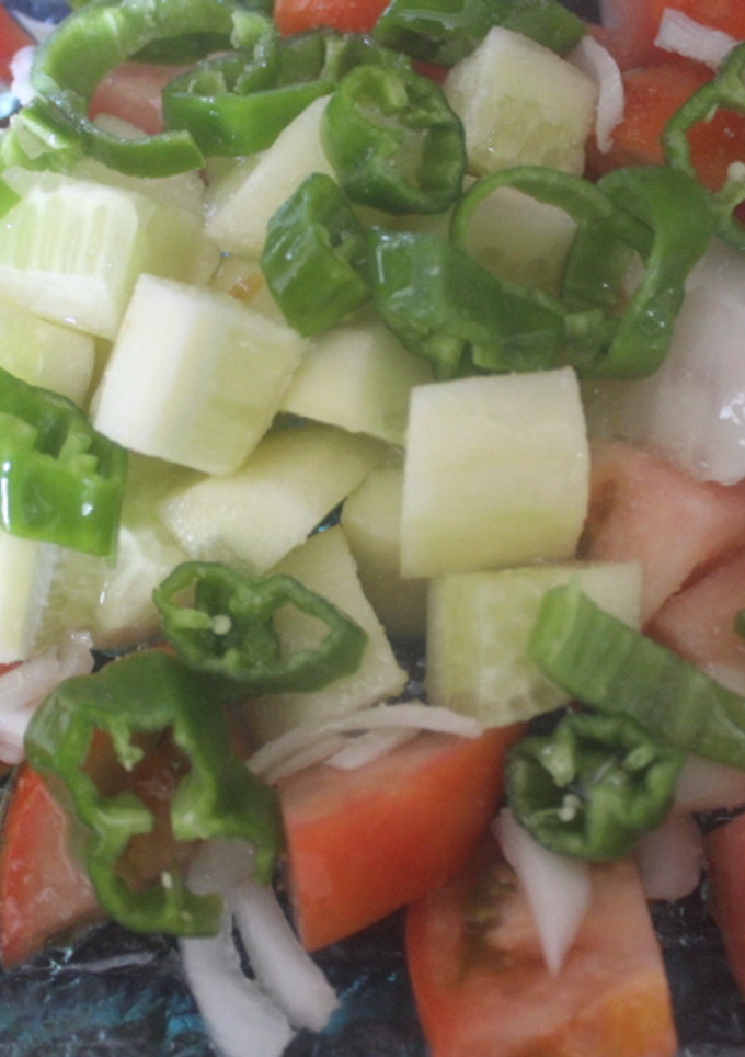 Una foto de Ensalada de tomate, pepino, pimiento y cebolla