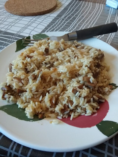Una foto de Arroz con champiñones al ajillo 🍚