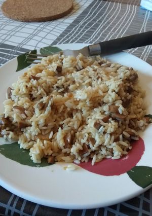 Una foto de Arroz con champiñones al ajillo 🍚