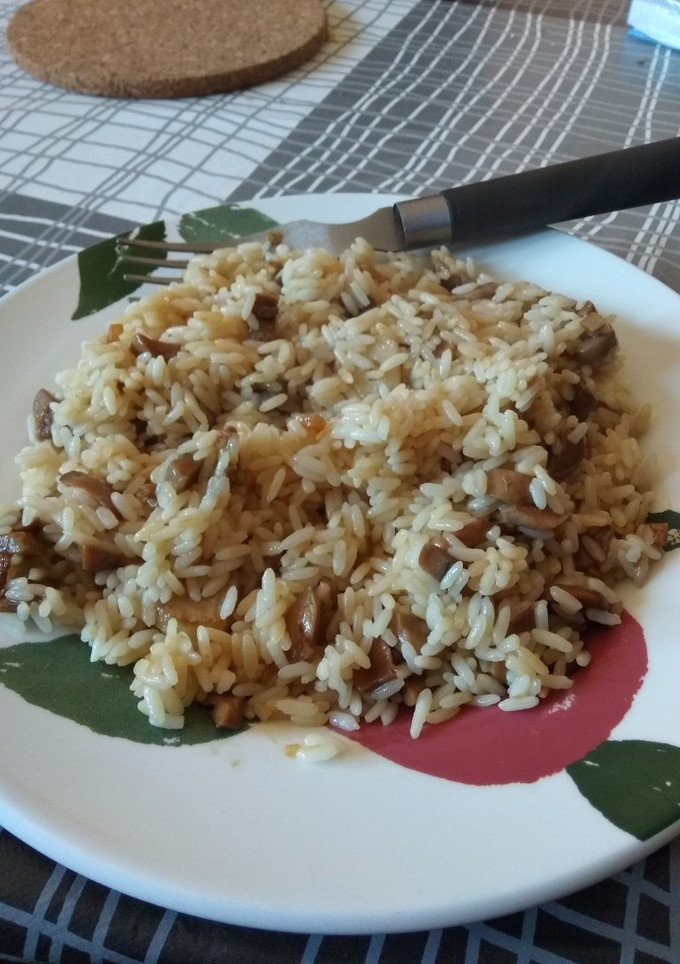 Una foto de Arroz con champiñones al ajillo 🍚