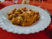 Una foto de pasta de colores con pollo