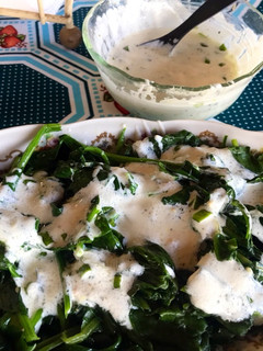 Una foto de Ensalada de espinaca tibia