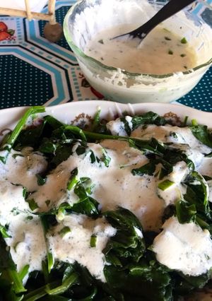 Una foto de Ensalada de espinaca tibia