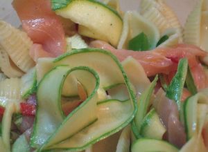 Foto di Insalata di pasta con salmone e zucchine marinate al limone