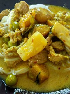 รูปของ ขนมจีนแกงหมูฟักทองมันขี้หนู