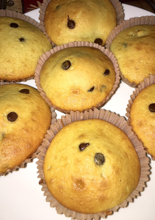Una foto de Muffins de vainilla con chips de chocolate 🧁❤️