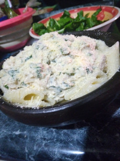 Una foto de Fideos con crema, atún, acelga y cebollín