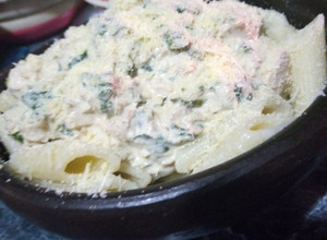 Una foto de Fideos con crema, atún, acelga y cebollín