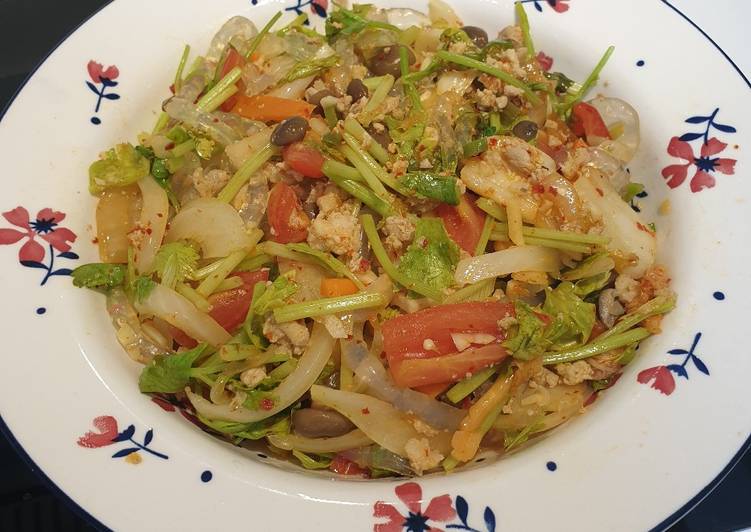 ยำเส้นแก้วหมูสับ​ + กิมจิ 🥘