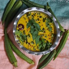 A picture of Bhindi kadhi.