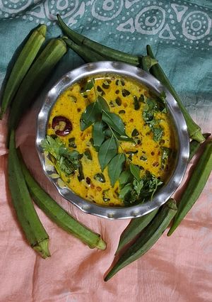 A picture of Bhindi kadhi.