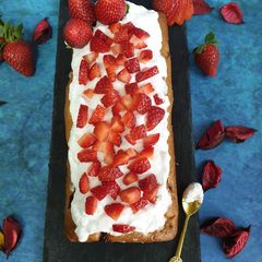 A picture of Strawberry cake with Meringue.