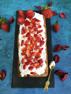 A picture of Strawberry cake with Meringue.