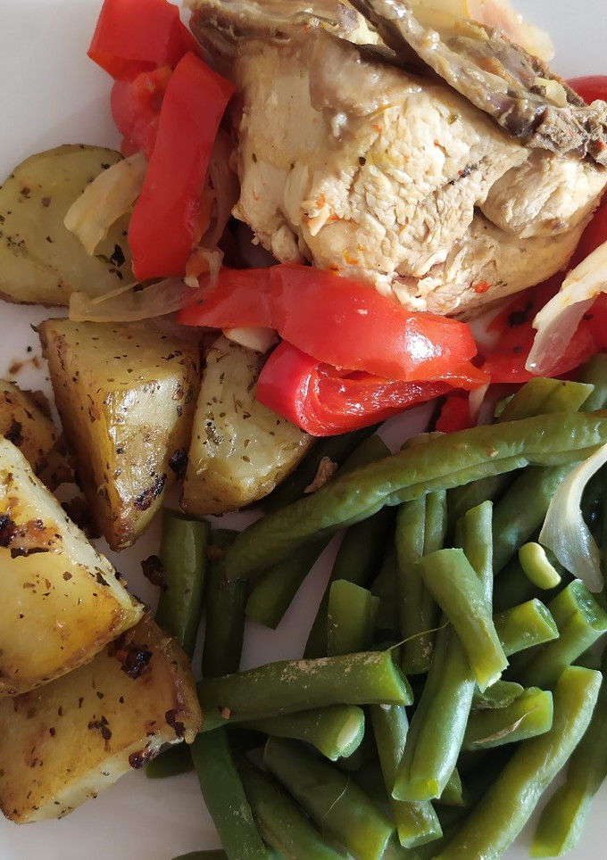 Una foto de Almuerzo saludable 🍗 POLLO/VAINITAS/PAPAS para dieta 600kla