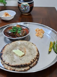 ભરેલા રીંગણ નું શાક (Stuffed Brinjal Sabji Recipe in Gujarati) રેસીપી મુખ્ય ફોટો