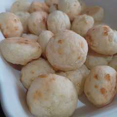 Una foto de Pão de queijo, pancitos de queso
