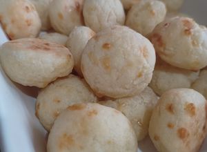 Una foto de Pão de queijo, pancitos de queso
