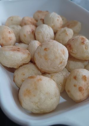 Una foto de Pão de queijo, pancitos de queso