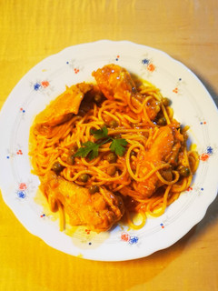 Una foto de Pollo guisado con espaguetis y guisantes