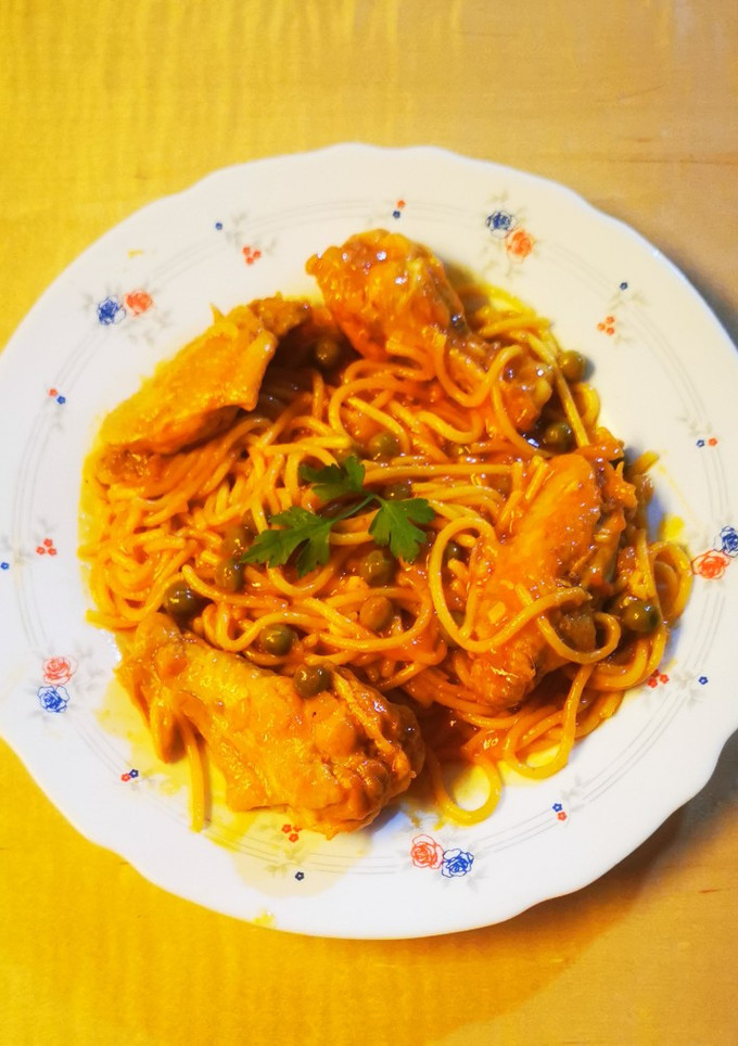 Una foto de Pollo guisado con espaguetis y guisantes