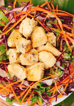 Hình của món Salad gà áp chảo.