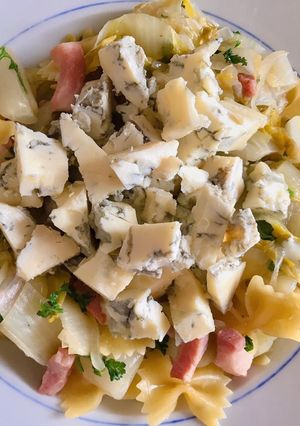 Hình của món Diếp Quăn Trắng Endive Xào Lardon & Phô Mai Xanh Gogonzola.