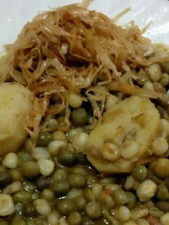 A picture of Minji githeri with cabbage.