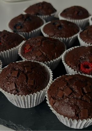 O poză a rețetei Brioșe de cacao cu fulgi de ciocolată și zmeură/afine.