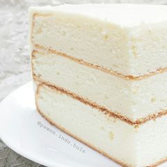 A picture of White Cake (egg whites).