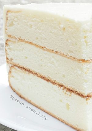 A picture of White Cake (egg whites).