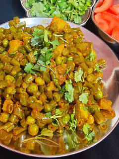 बीन्स मटर आलू की सब्जी (beans matar aloo ki sabzi recipe in Hindi) रेसिपी मुख्य फोटो