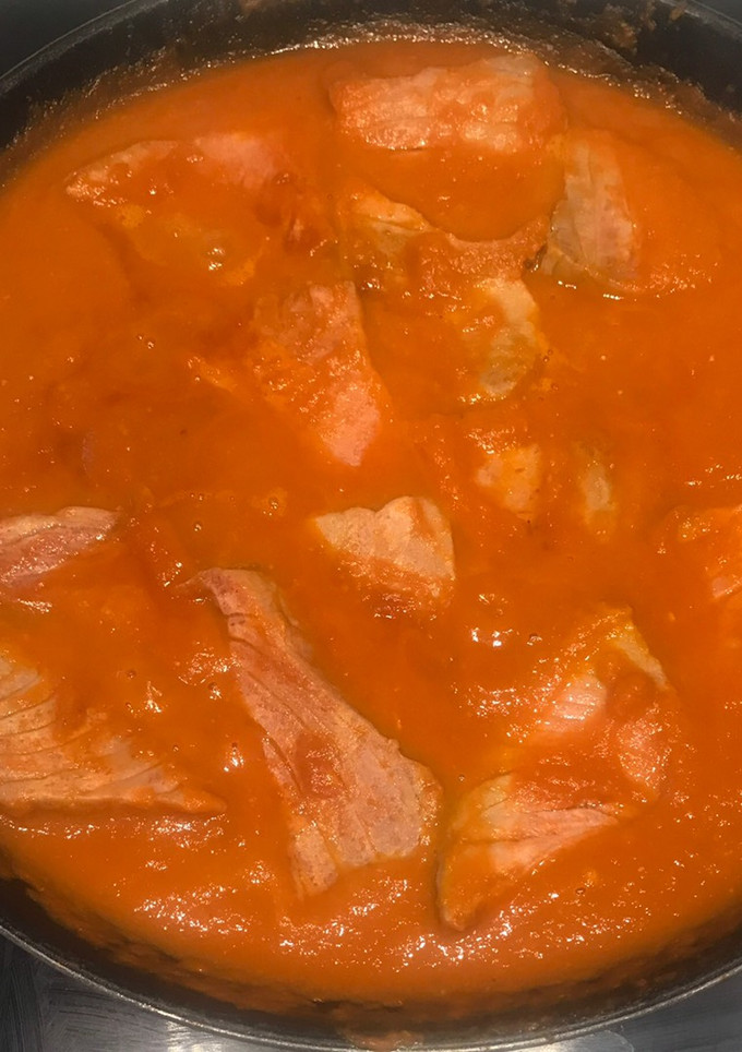Una foto de Atún rojo de la Almadraba guisado con tomate casero de aprovechamiento