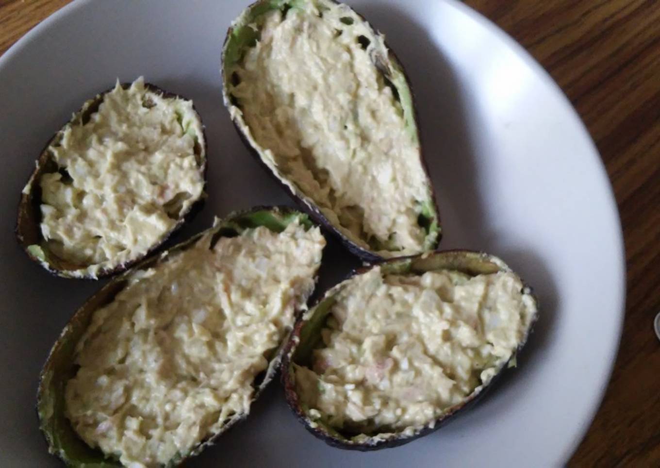 Aguacates rellenos de atún