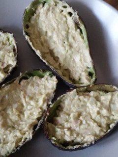 Una foto de Aguacates rellenos de atún