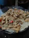 Fideos en salsa de pollo y champiñón