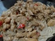 Una foto de penne con pollo y queso