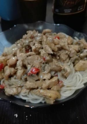 Una foto de Fideos en salsa de pollo y champiñón