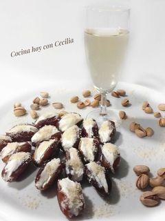 Una foto de Dátiles rellenos con queso crema y almendras molidas