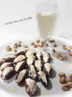Una foto de Dátiles rellenos con queso crema y almendras molidas