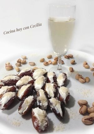 Foto principal de Dátiles rellenos con queso crema y almendras molidas